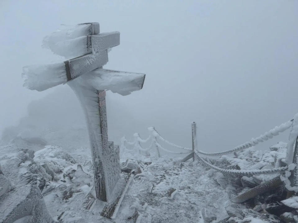 <strong>玉山上多處步道冰封，玉管處呼籲民眾需要有攀登雪山經驗和裝備再計畫登山。（圖／玉山國家公園管理處提供）</strong>