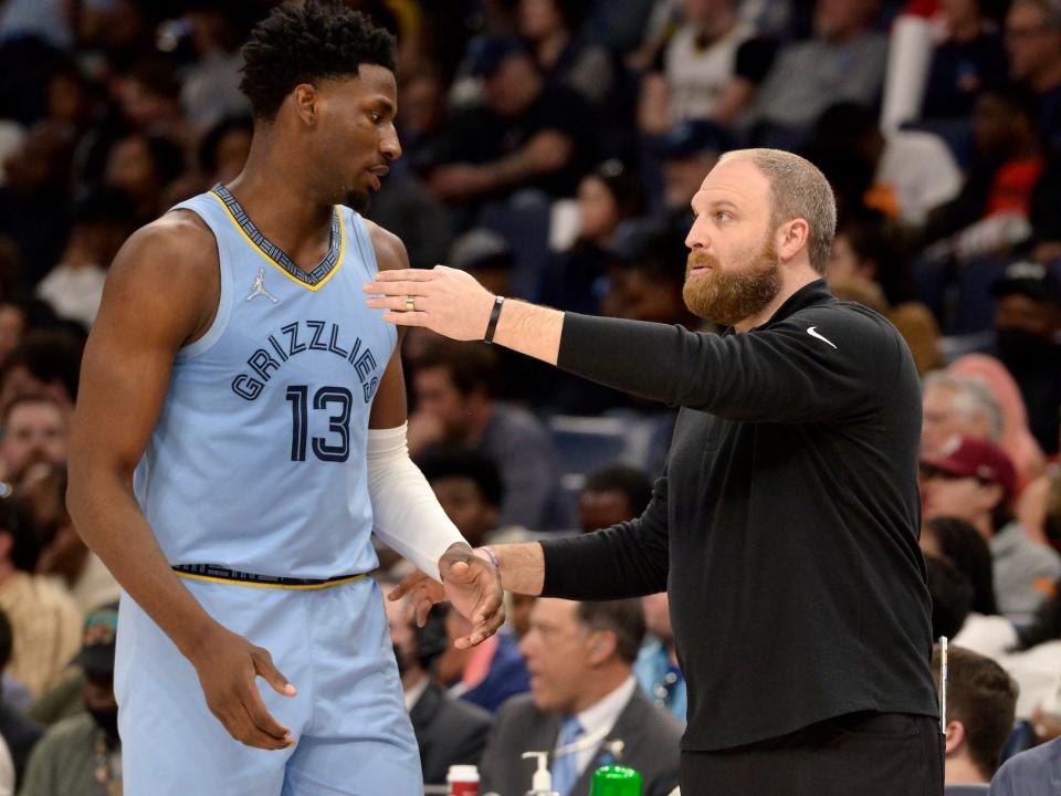 Taylor Jenkins points while talking to Jaren Jackson Jr. during a Grizzlies game.