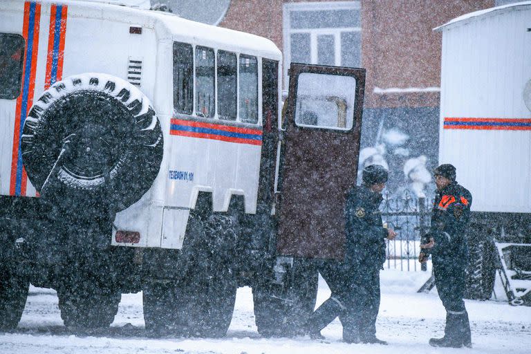 Rescatistas llegan al lugar del accidente en Siberia. (Photo by Alexander Patrin / AFP)