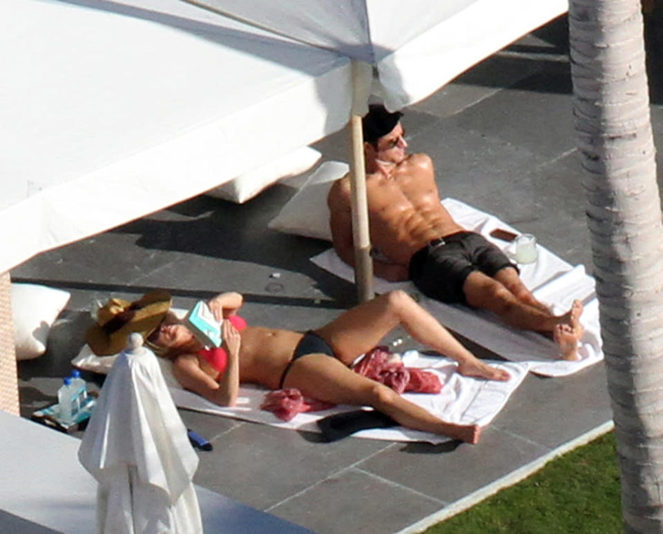 Jennifer Aniston and Justin Theroux sunbathing on their Mexico vacation
