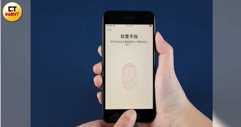 Touch ID指紋辨識功能在新款iPhone SE重現，即使戴著口罩也能解鎖。（圖／馬景平攝）