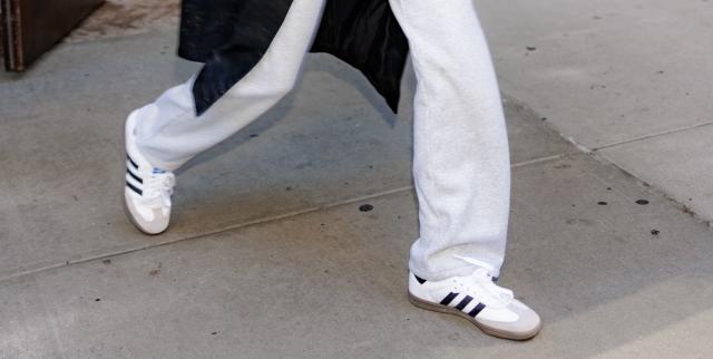 Kendall Jenner con Adidas Samba zapatillas más virales del momento)