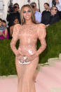 <p>Au MET Gala 2016, la Queen B était méconnaissable ! Son smoky eyes, trop présent, lui donnait l’air sévère. Dans sa robe en latex signée Givenchy, elle avait l’air d’une poupée prisonnière de sa tenue… </p><p> Crédit photo : Getty Images <br></p>