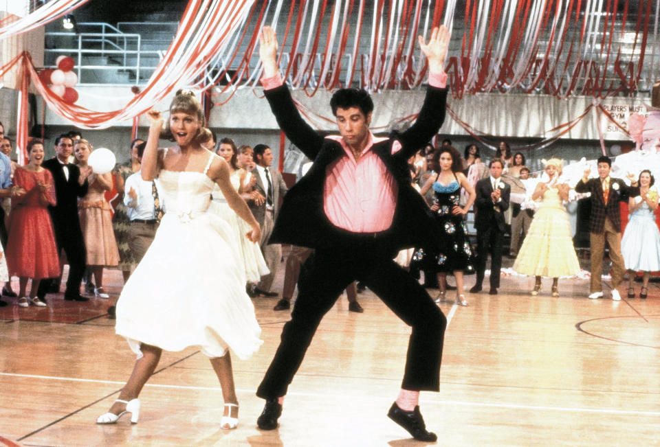 En esta imagen proporcionada por la Biblioteca del Congreso Olivia Newton-John, izquierda, y John Travolta en una escena de la película de 1978 "Grease" (“Vaselina”). La película fue agregada al Registro Nacional de Cine en diciembre de 2020. (Paramount Pictures-Library of Congress via AP)