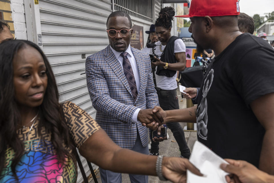 El  obispo Lamor Whitehead, quien fue víctima de robo durante un servicio en su iglesia, regresó a dar un sermón en Brooklyn, el domingo 31 de julio de 2022. (Victor J. Blue/The New York Times)
