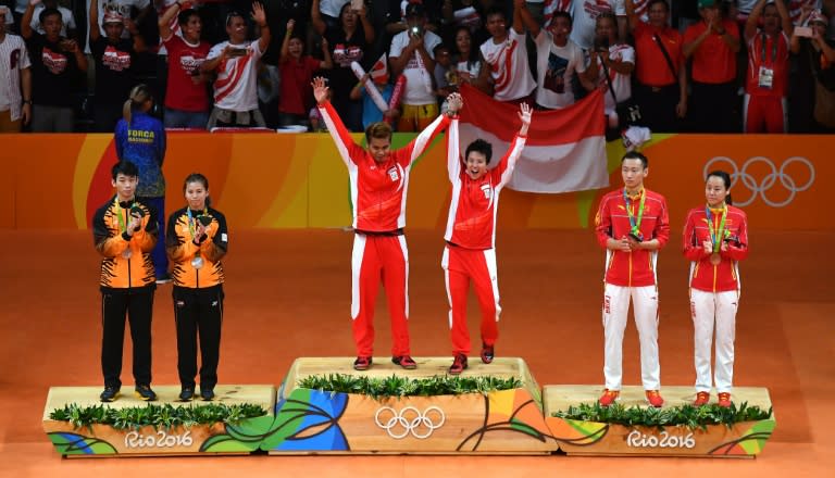 Gold medalists Indonesia's Tontowi Ahmad and Liliyana Natsir stand alongside Silver medalists Malaysia's Liu Ying Goh and Peng Soon Chan (L) and Bronze medalists China's Zhang Nan and Zhao Yunlei following the mixed doubles Gold Medal badminton match