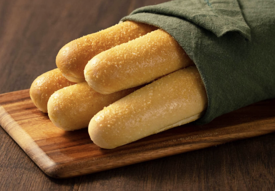 A plate of Olive Garden breadsticks