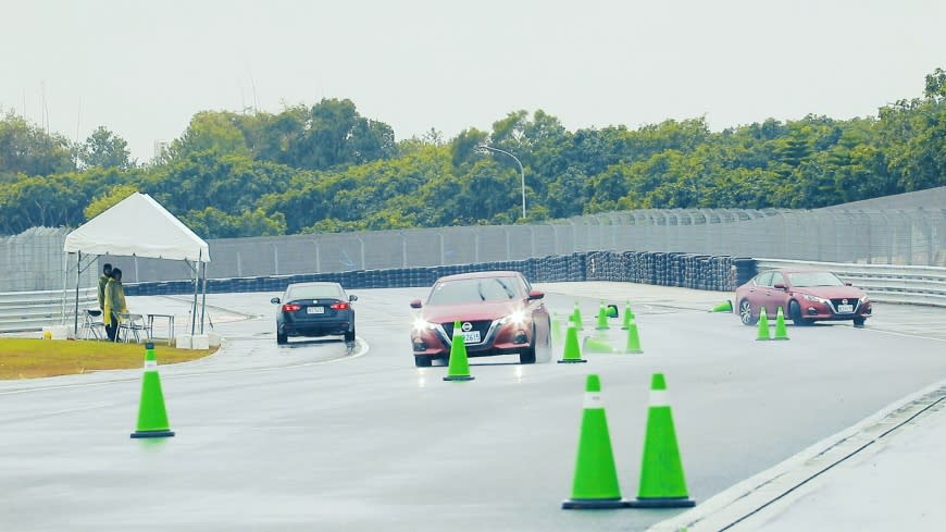 閃避障礙物時就要先重踩煞車讓車輛在最短時間內減速。(圖片來源/ TVBS)