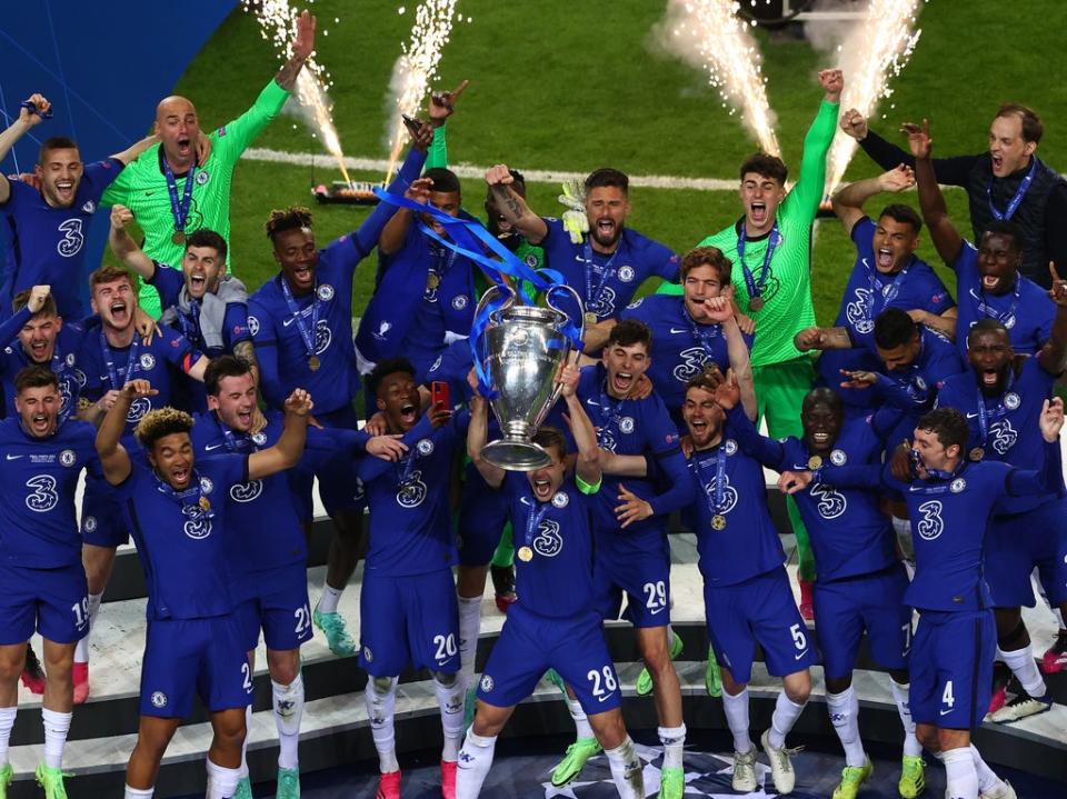 Cesar Azpilicueta lifts the trophy after Chelsea win the Champions League (Getty)