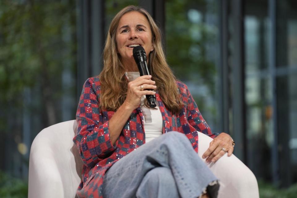 布兰迪·查斯坦 (Brandi Chastain) 在纽约的 2023 Zeta Live 活动上发表讲话。