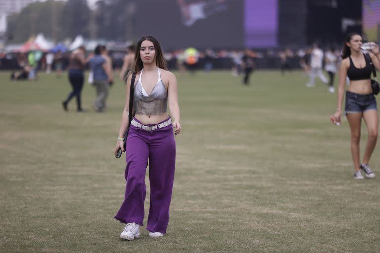 ¡En la moda todo vuelve y los años 2000 no son la excepción! Tops y jeans tiro bajo fueron algunos de los favoritos de Lollapalooza Argentina 2024