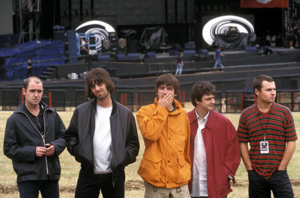 UNITED KINGDOM - AUGUST 01:  Photo of OASIS; L-R: Paul 'Bonehead' Arthurs, Liam Gallagher, Noel Gallagher, Paul 'Guigsy' McGuigan, Alan White - posed, group shot  (Photo by Mick Hutson/Redferns)