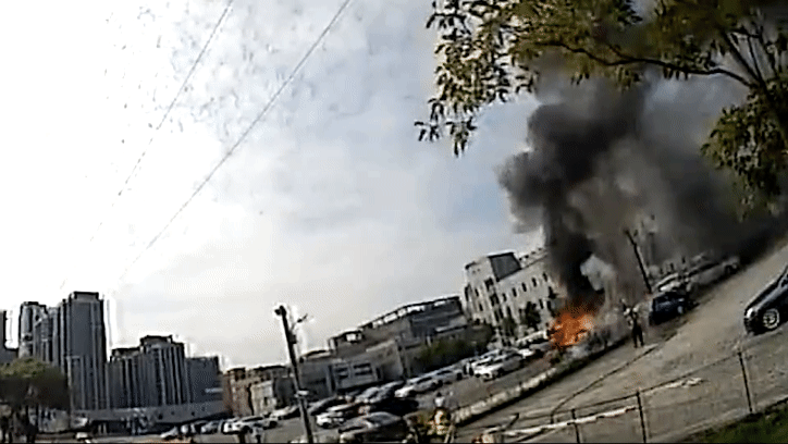 龜山停車場BMW起火燃燒「剩下骨架」。（圖／TVBS）