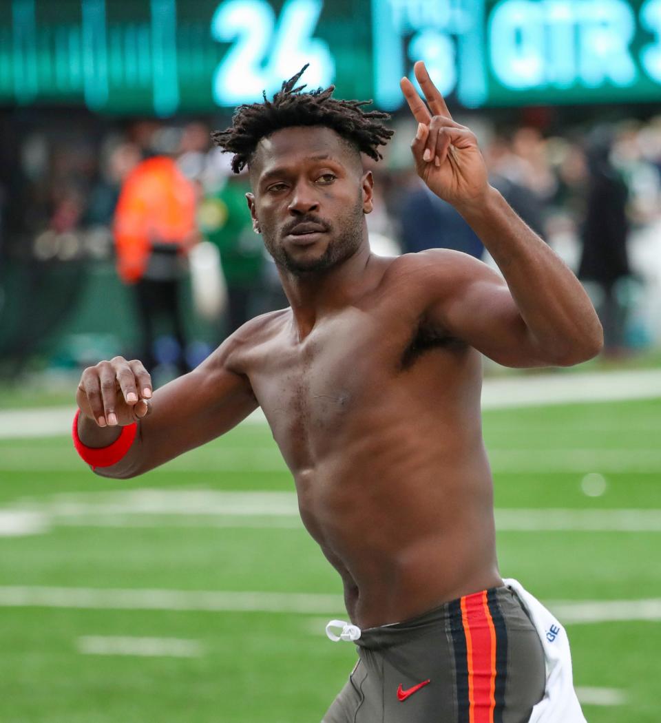 Antonio Brown leaves the field during the Buccaneers-Jets game.