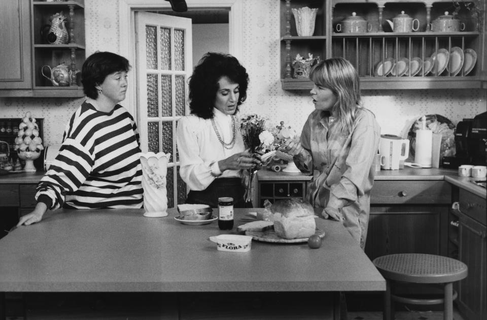 Pauline Quirke, Leslie Joseph and Linda Robson in a scene from episode 'Just Visiting' of the television sitcom 'Birds of a Feather', September 30th 1989. (Photo by Don Smith/Radio Times/Getty Images)