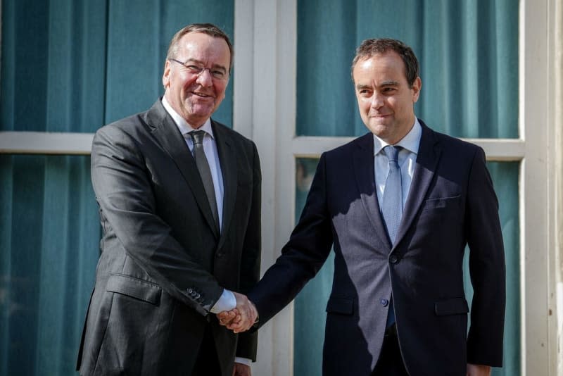 French Defence Minister Sébastien Lecornu (L) welcomes Boris Pistorius (R), Germany's Defence Minister, with military honors. Kay Nietfeld/dpa