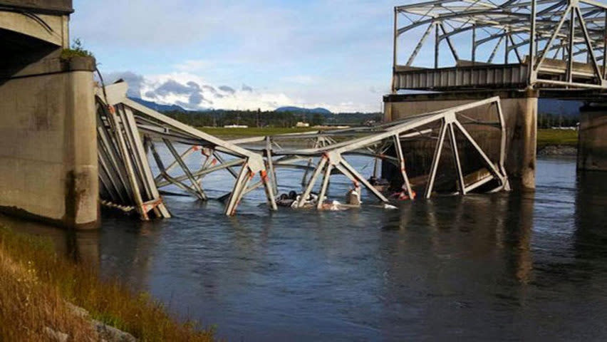 Bridge collapse injures 3