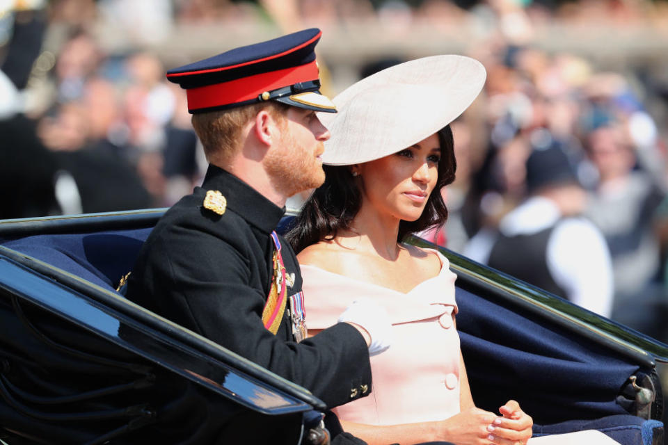 Prinz Harry und Herzogin Meghan bei der Geburtstagsparade von Queen Elizabeth II. am 9. Juni 2018 in London. Die Herzogin trägt ein Kleid der Designerin Carolina Herrera. (Bild: Chris Jackson/Getty Images)