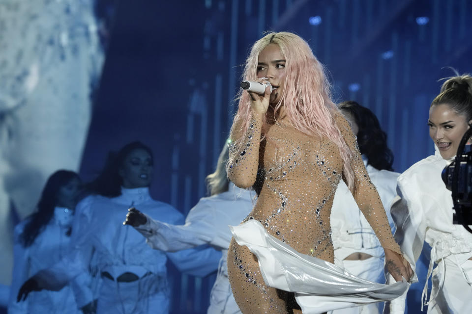 Karol G durante un concierto de su gira "Mañana será bonito" en el Estadio Azteca de la Ciudad de México el jueves 8 de febrero de 2024. (Foto AP/Eduardo Verdugo)