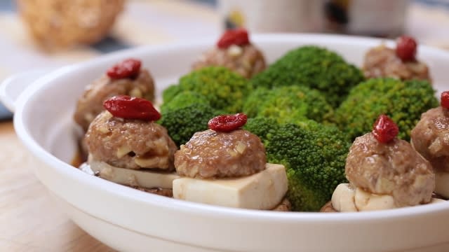 Stuffed mushrooms with tofu and minced pork with broccoli and wolfberries