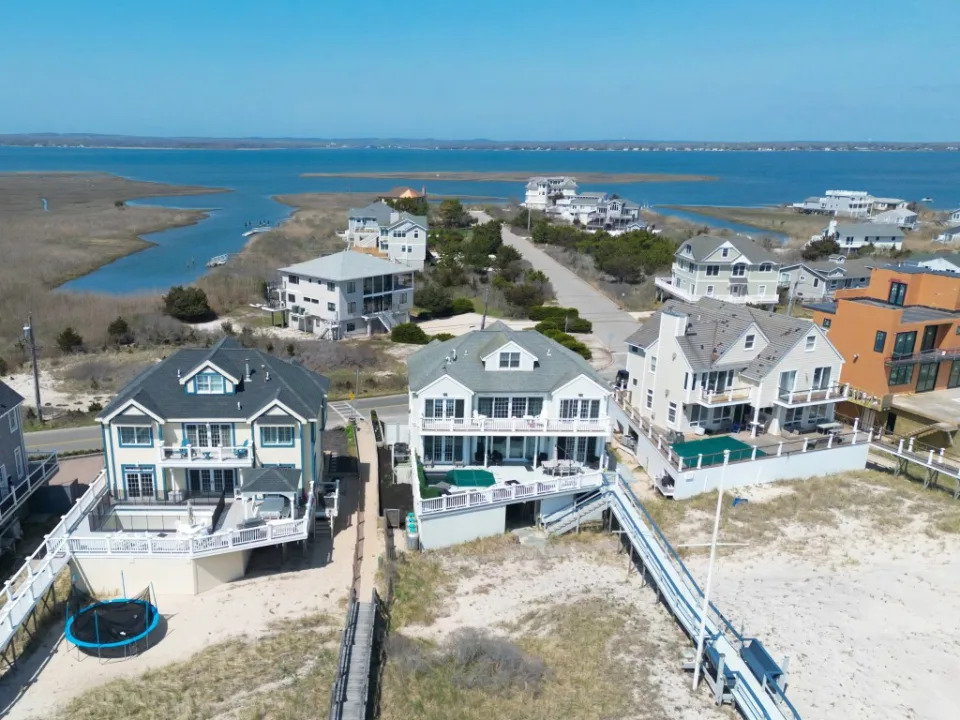 Aerial view of luxury homes along the beach in the Hamptons on Long Island. littleny – stock.adobe.com