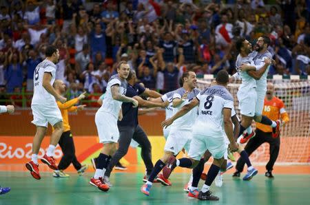 2016 Rio Olympics - Handball - Semifinal - Men's Semifinal France v Germany - Future Arena - Rio de Janeiro, Brazil - 19/08/2016. France's players celebrate victory. REUTERS/Marko Djurica