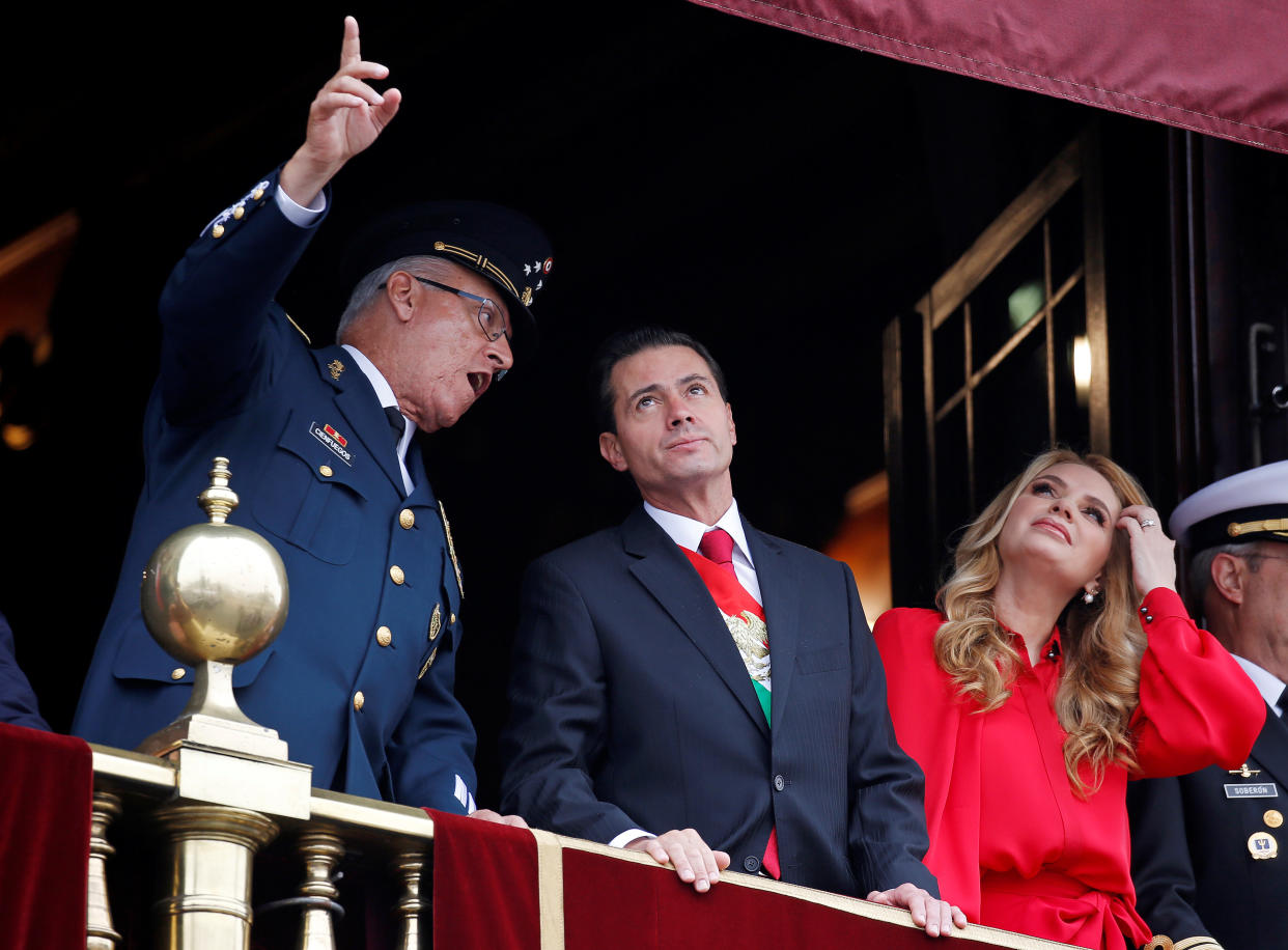 Mexico's President Enrique Pena Nieto and first lady Angelica Rivera listen to Defense Minister General Salvador Cienfuegos (L) during a military parade to celebrate Independence Day at Zocalo Square in Mexico City, Mexico September 16, 2018. REUTERS/Gustavo Graf