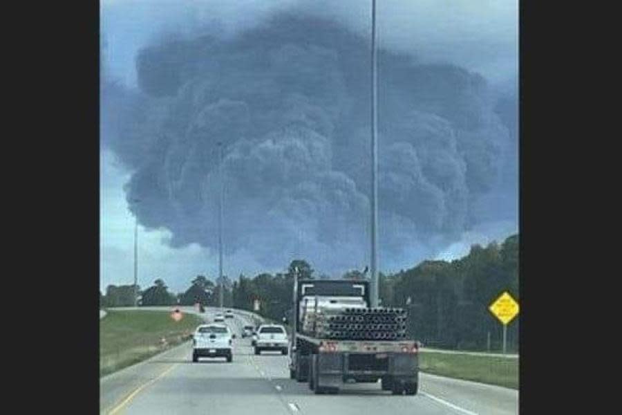 Texas ordena evacuación de emergencia tras incendio en planta química 