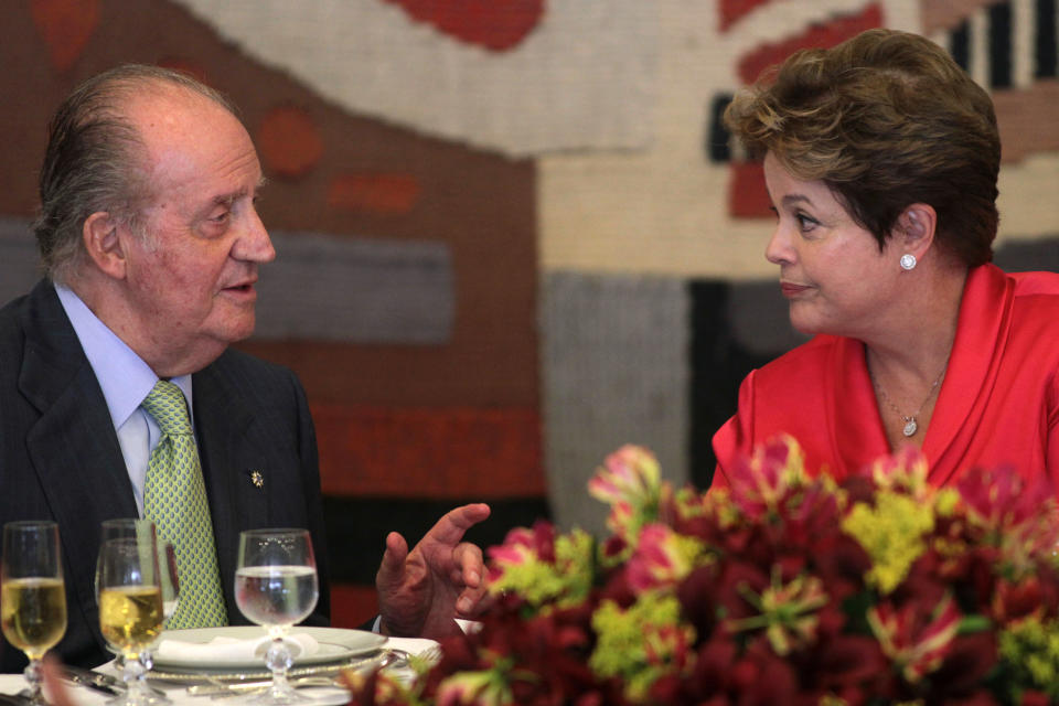 Spain's King Juan Carlos, right, talks with Brazil’s President Dilma Rousseff, during a lunch with businessmen in the Itamaraty palace, in Brasilia, Brazil, Monday, June 4, 2012. King Juan Carlos in on a one-day visit to Brazil. (AP Photo/Eraldo Peres)