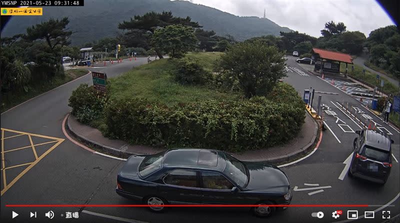 上午約9點多，仍有遊客照常上山。（圖／翻攝自陽明山國家公園YT）