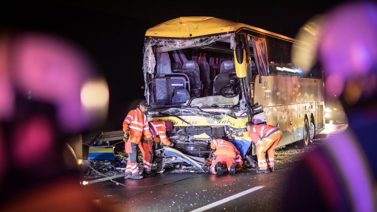 Reisebus In Bayern Verunglückt Ein Toter Viele Verletzte