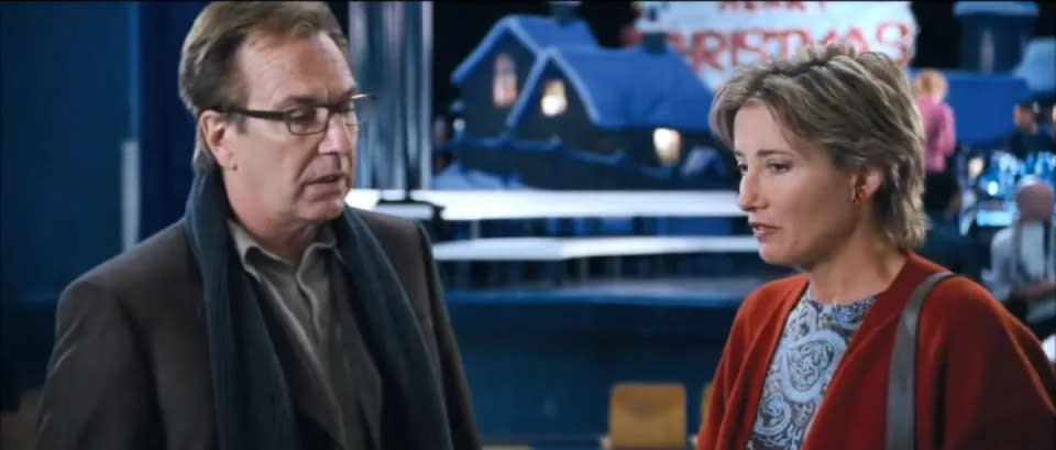 Karen (Emma Thompson) konfrontiert ihren Ehemann Harry (Alan Rickman) wegen ihres Weihnachtsgeschenks. Foto: YouTube