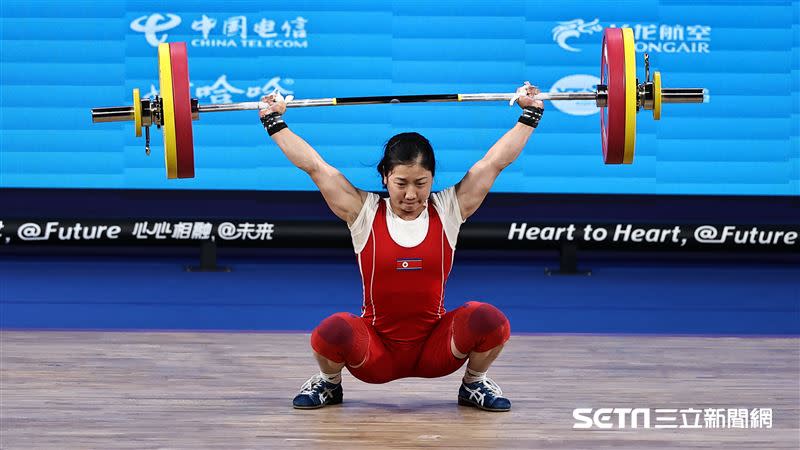 杭州亞運舉重女子55公斤級，北韓江賢京抓舉103公斤打破世界、亞洲和亞運紀錄。（圖／記者劉彥池攝影）