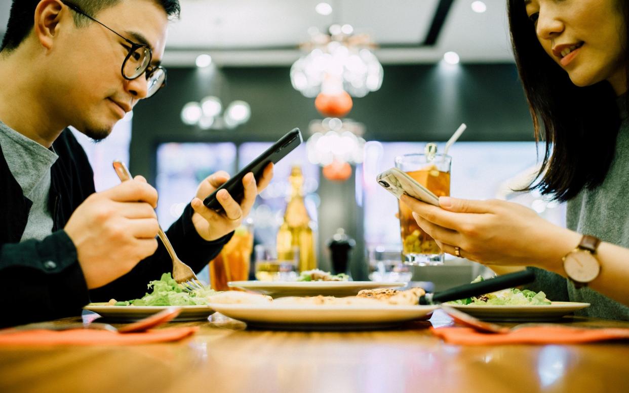 The food app industry is booming - but which ones should you download onto your smartphone - Moment RF