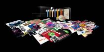 <p>Prix : <a rel="nofollow noopener" href="http://musique.fnac.com/a9980750/Pink-Floyd-Coffret-Edition-limitee-27-disques-The-Early-Years-1965-1972-CD-album" target="_blank" data-ylk="slk:500 € environ;elm:context_link;itc:0;sec:content-canvas" class="link ">500 € environ </a><br>Chez Pink Floyd, s’arrêter juste avant la sortie de “<i>Dark Side of the Moon”</i> (1973), c’est s’assurer le plaisir d’écouter les débuts avec Syd Barrett, le troublant album “<i>More</i>” (dont les “<a rel="nofollow noopener" href="https://www.youtube.com/watch?v=KiXwUS9FFgc" target="_blank" data-ylk="slk:Ibiza Bar;elm:context_link;itc:0;sec:content-canvas" class="link ">Ibiza Bar</a>”, “<a rel="nofollow noopener" href="https://www.youtube.com/watch?v=GfPVM5dFlp8" target="_blank" data-ylk="slk:Cirrus Minor;elm:context_link;itc:0;sec:content-canvas" class="link ">Cirrus Minor</a>” et “<a rel="nofollow noopener" href="https://www.youtube.com/watch?v=MduQlWUoyhI" target="_blank" data-ylk="slk:The Nile Song;elm:context_link;itc:0;sec:content-canvas" class="link ">The Nile Song</a>” sont encore trop méconnues), le double “<i>Ummagumma</i>” ou encore l’épique “<i>Atom Heart Mother</i>”, qui s’écoute d’une traite pour prendre tout son sens. Le coffret en édition limitée comprend 27 CD, des sessions BBC, des titres inédits, des BO de films, des concerts rares, 14 heures d’images et d’interviews… Attention, les derniers exemplaires se vendent comme des petits pains et les prix flambent vite. <br></p>