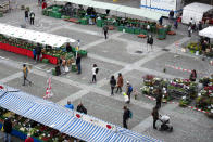 Zürich: Kunden kaufen unter Einhaltung von Abstandsregeln auf dem Wochenmarkt auf dem Helvetiaplatz ein. Nach acht Wochen haben die Züricher Märkte wieder geöffnet. Foto: Alexandra Wey / KEYSTONE / dpa