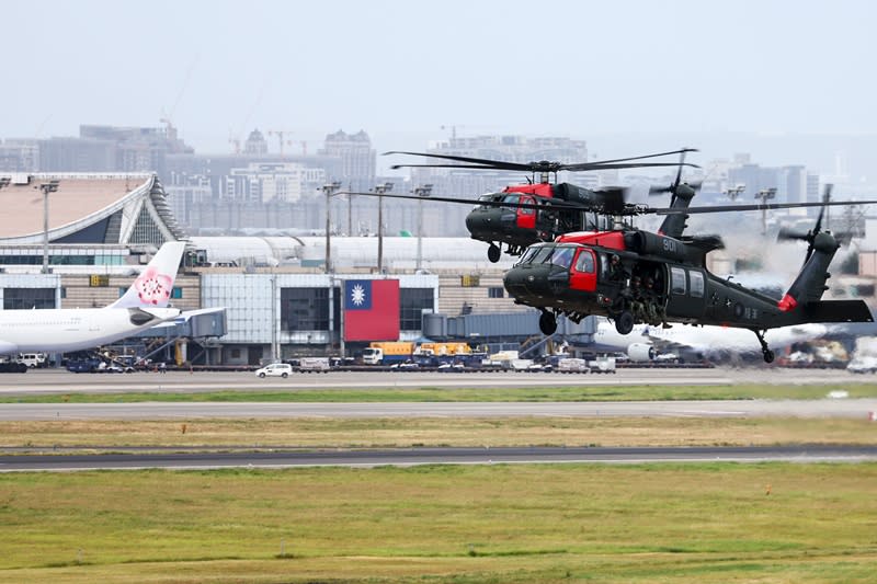 國軍漢光39號實兵演習26日在桃園機場舉行桃園機場反空機降操演，模擬紅方UH-60M黑鷹直升機（前）載著地面部隊降落在桃園機場。（中央社）