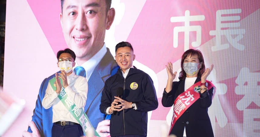 民進黨新竹市議員劉康彥與市長候選人沈慧虹的聯合競選總部昨（28）日晚間成立，前新竹市長林智堅到場相挺。（圖／沈慧虹競辦提供）