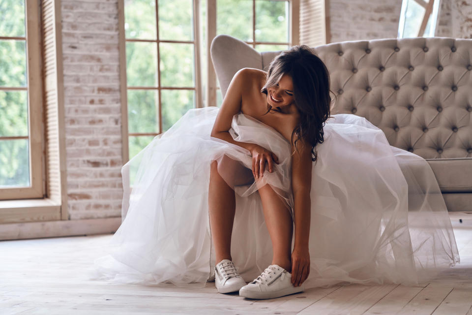 Wer sagt, dass Bräute am Hochzeitstag nur hohe Schuhe tragen dürfen? (Bild: Getty Images)