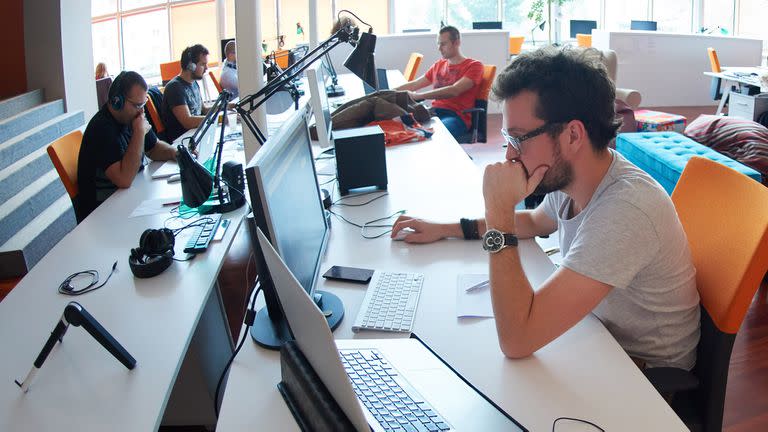 Un trabajador sentado en su escritorio