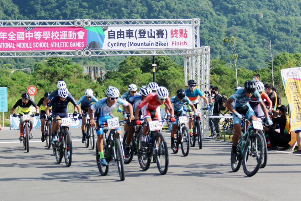 當起跑槍聲響起選手全力衝刺挑戰登山王。蔡宗憲攝