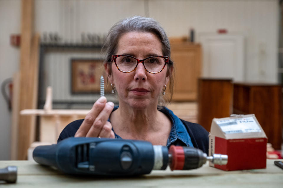 Marirosa Lamas, superintendent of SCI Chester, with tools and screws available to inmates in the wood shop at Ringerike. (Photo: SVT/John Stark)