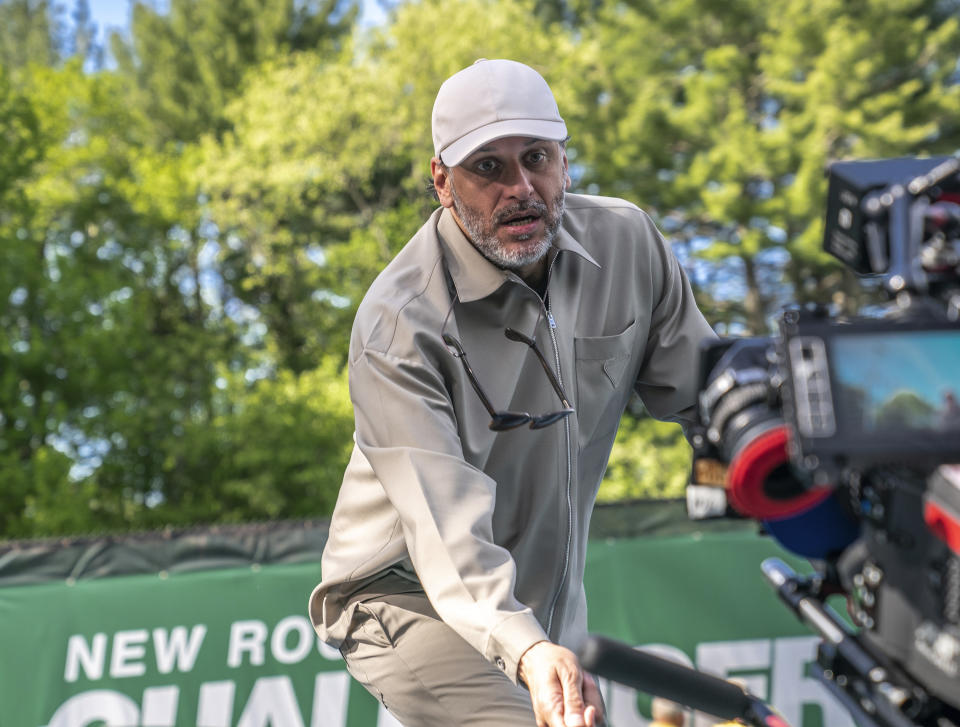 En esta imagen proporcionada por Metro Goldwyn Mayer Pictures, el director Luca Guadagnino en el set de "Challengers." (Metro Goldwyn Mayer Pictures via AP)