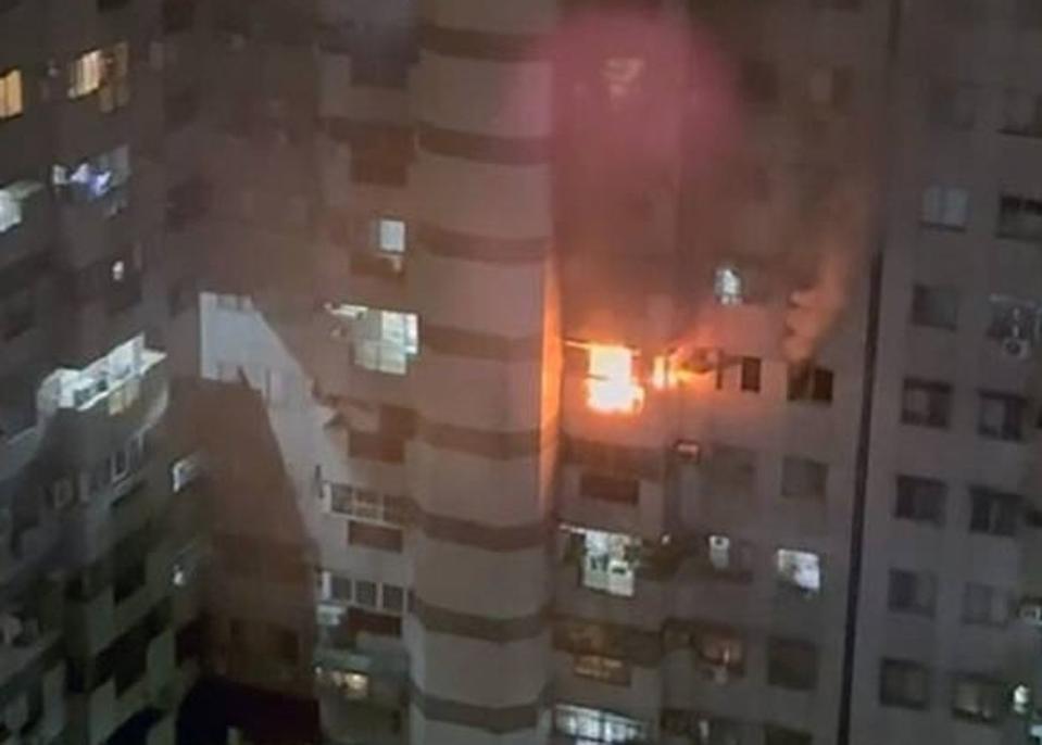 台中市西屯區一棟集合式住宅今日凌晨失火，造成2死。（翻攝記者爆料網）