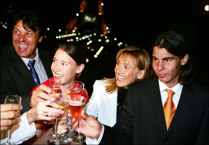 Rafa Nadal con su hermana y sus padres