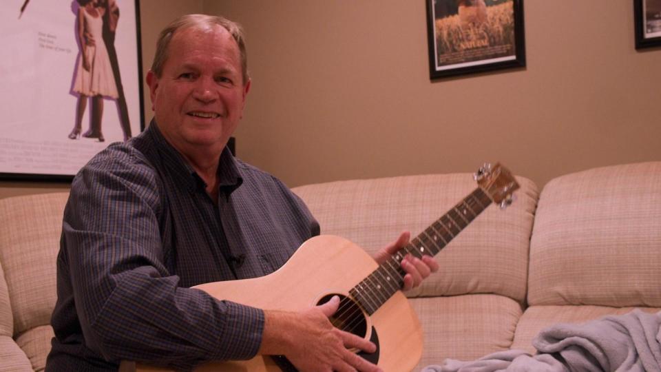 PHOTO: Mike Combs, a Republican in northern Kentucky, plays guitar in his home in Alexandria, Ky. (ABC News)