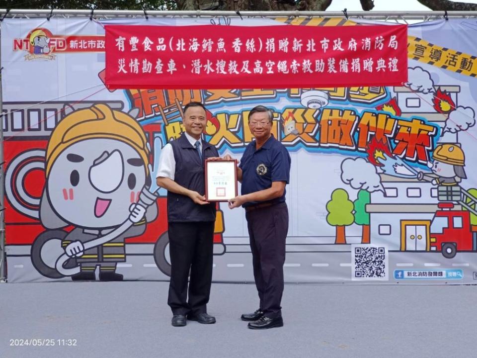 《圖說》消防局長李清安回贈感謝狀。〈消防局提供〉