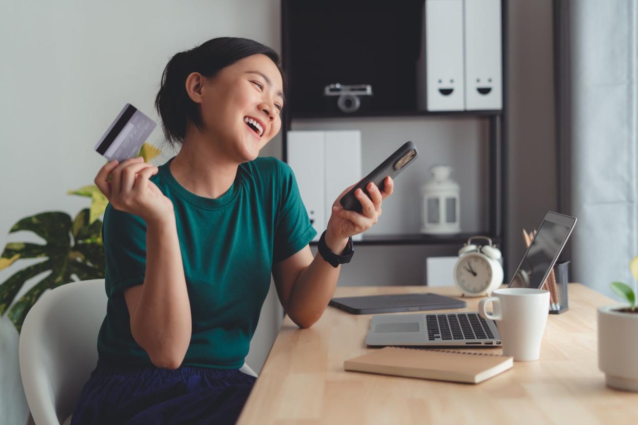 Das Gehalt nicht erst am Ende des Monats auf dem Konto haben? Das geht beim neuen „Flexible Pay“ Trend. - Copyright: getty images