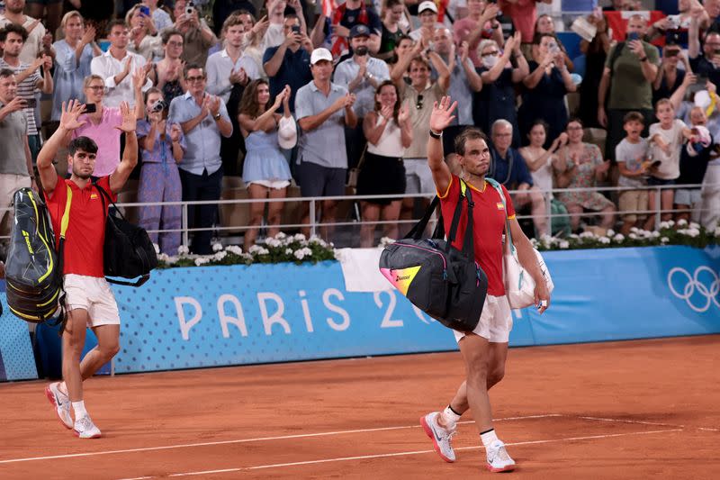 Foto del miércoles de Rafael Nadal y Carlos Alcaraz saludando tras la eliminación en los dobles de los Juegos Olímpicos