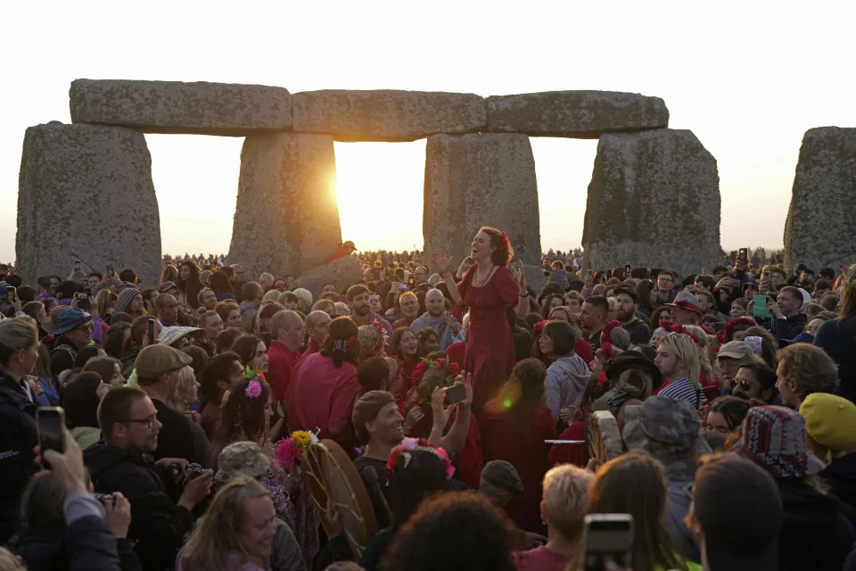 <p>Druidas, paganos, hippies, turistas y magos y brujas se reunieron alrededor de un círculo de piedra prehistórico en una llanura del sur de Inglaterra para expresar su devoción por el sol. (AP Photo/Kin Cheung)</p> 